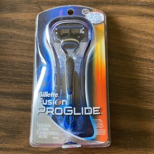 NIB Gillette Fusion Proglide Razor with 2 Cartridges and Razor Holder